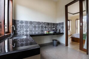 Shower, towels, soap, shampoo - Central Ubud Modern Apartments + Private Kitchen (Kecamatan Ubud, Kabupaten Gianyar)