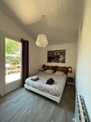 3 bedrooms, iron/ironing board, travel crib, bed sheets