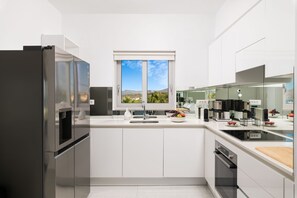 Fridge, microwave, oven, stovetop - Stylish 4 bedroom Villa with sea views, 1,5 Km to the beach and close to Chania (Chania)