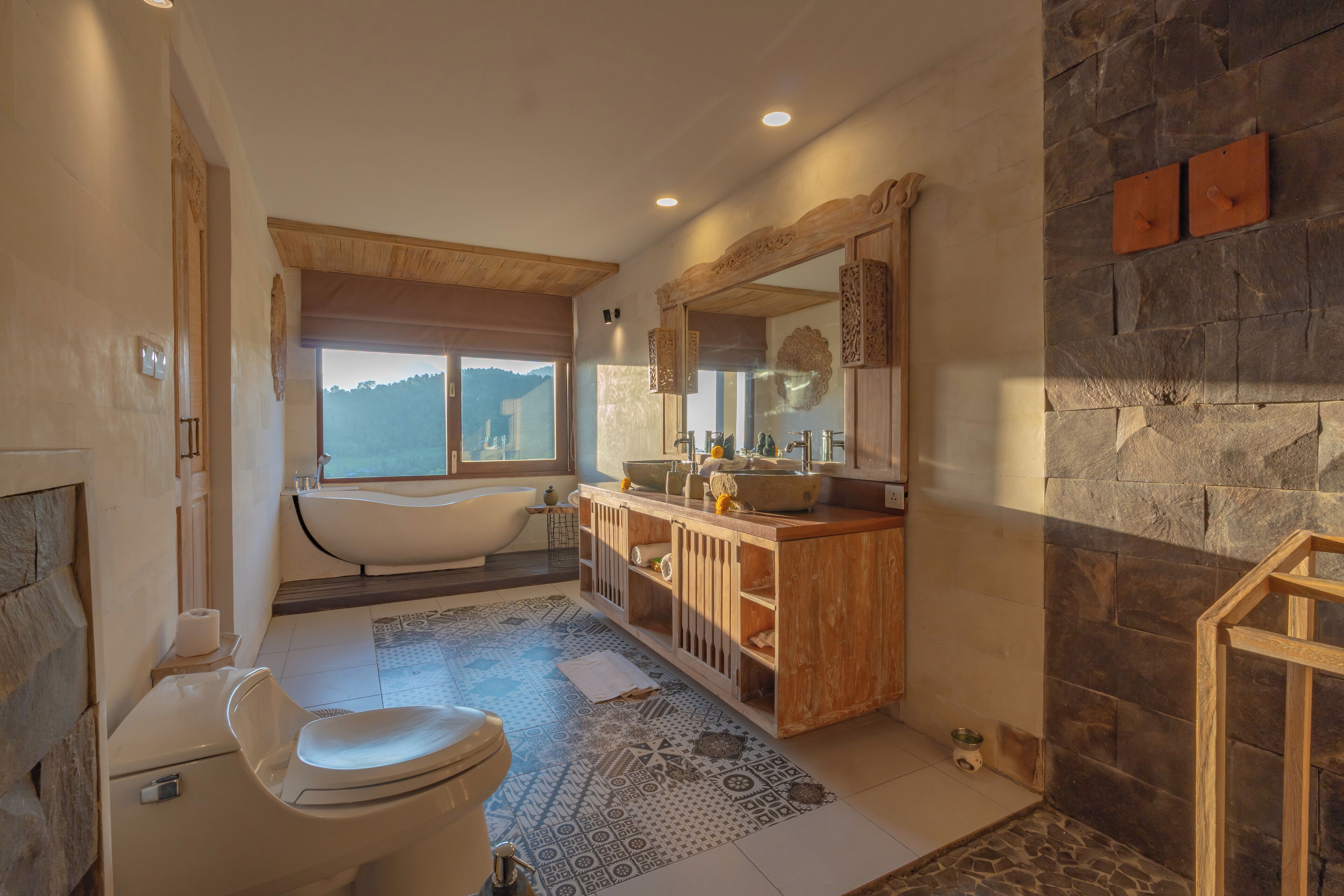 Une salle de bain avec une baignoire, des toilettes et un lavabo.