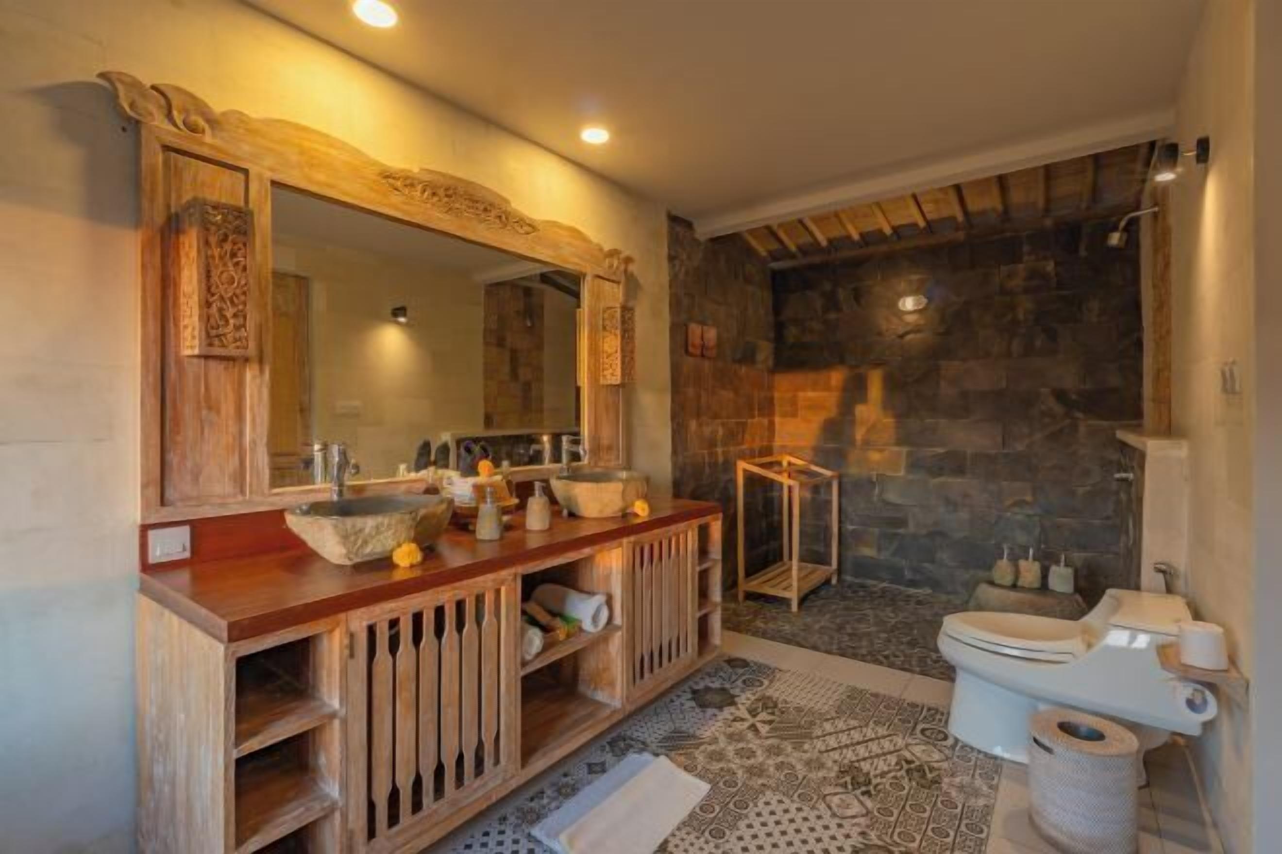 Bathroom | Separate tub and shower, rainfall showerhead, free toiletries