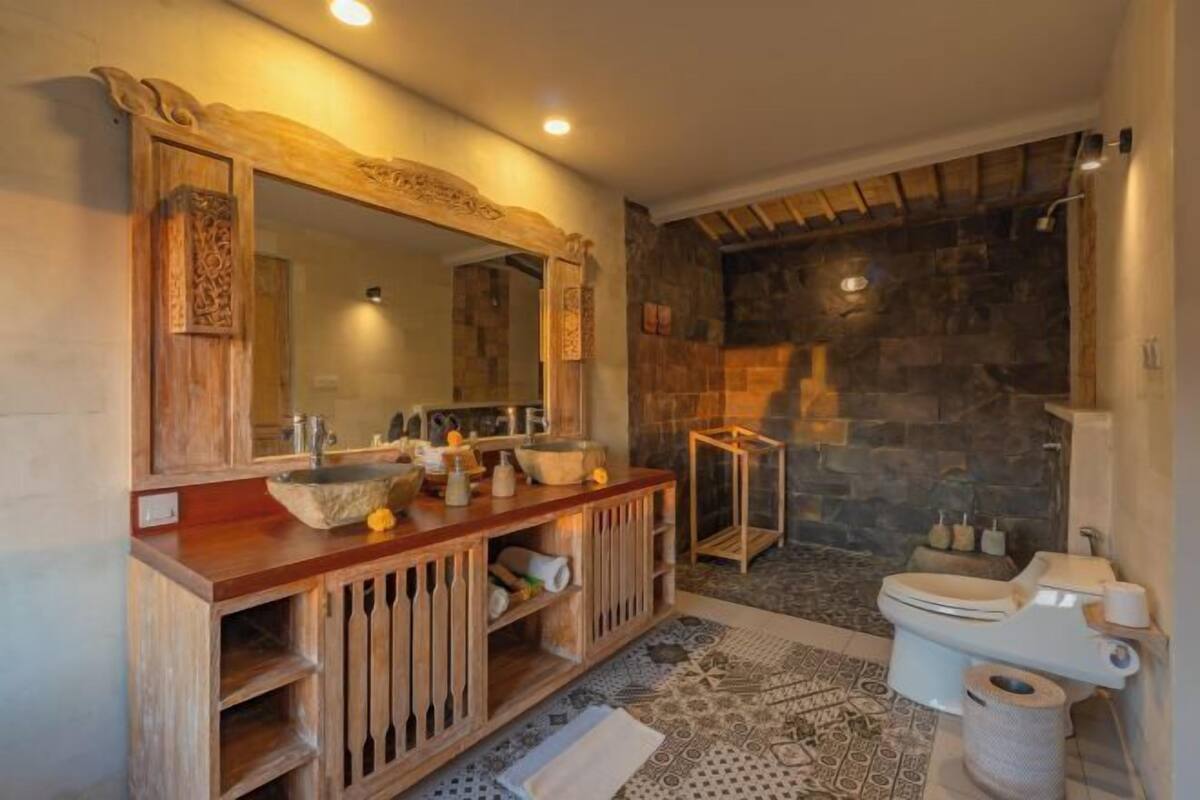 Bathroom | Separate tub and shower, rainfall showerhead, free toiletries