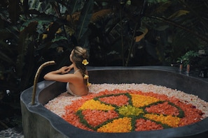 Outdoor spa tub