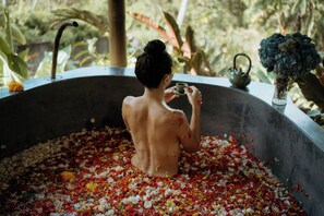 Outdoor spa tub