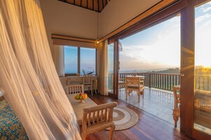 别墅, 阳台, 山景 (Royal Jacuzzi Pool Villa) | 迷你吧、客房内保险箱、办公桌、笔记本电脑工作区