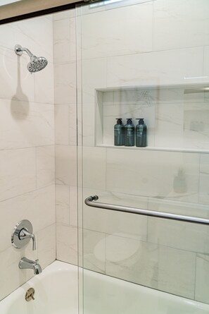 Combined shower/bathtub, towels - LOVELY STAY |GREAT LOCATION NEAR DISNEY & DOWNTOWN (Fullerton)