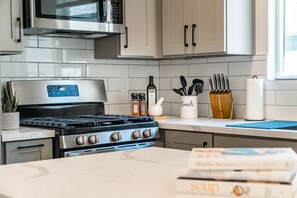 Dining tables, kitchen islands - LOVELY STAY |GREAT LOCATION NEAR DISNEY & DOWNTOWN (Fullerton)