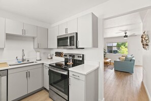 Kühlschrank, Mikrowelle, Ofen, Herdplatte