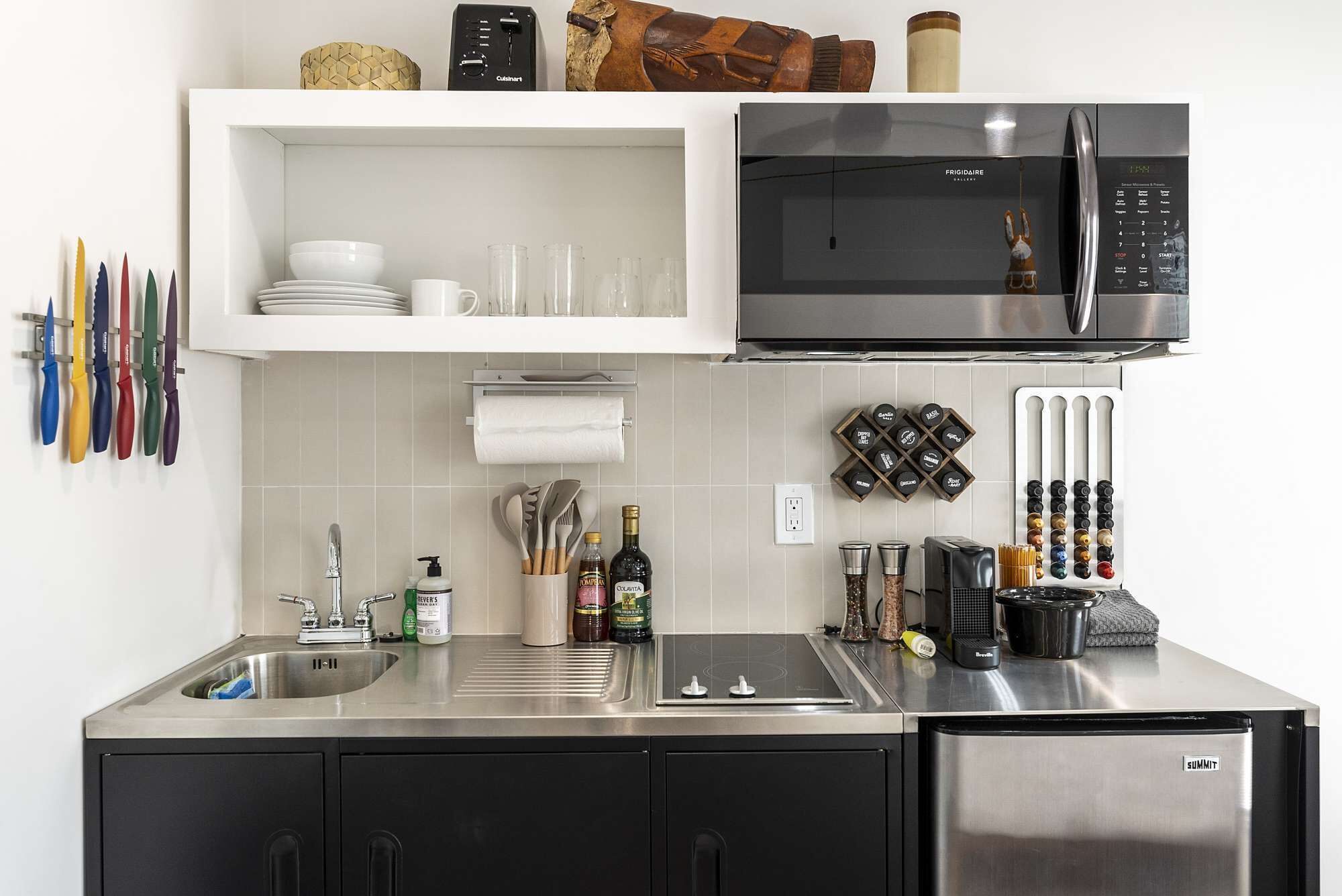 Microondas, placa de cocina, cafetera/tetera, utensilios de cocina