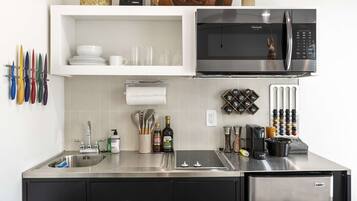 Microondas, placa de cocina, cafetera/tetera, utensilios de cocina