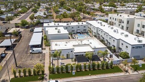A residential area with modern apartment buildings, a parking lot, and a swimming pool. - Hinny's sweet suite w/ Heated Pool, GYM & Hot Tub (Scottsdale)