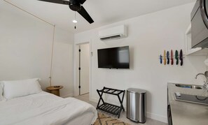 Iron/ironing board, WiFi - Hinny's sweet suite w/ Heated Pool, GYM & Hot Tub (Scottsdale)