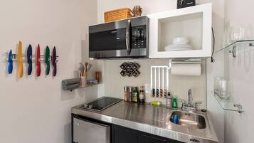 Mikroaaltouuni, liesi, kahvin-/teenkeitin