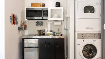 Mikroaaltouuni, liesi, kahvin-/teenkeitin