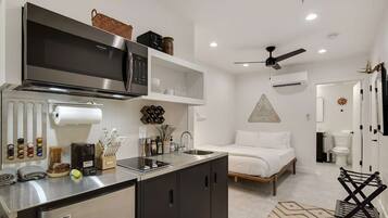 Mikrobølgeovn, kogeplade, kaffe-/temaskine