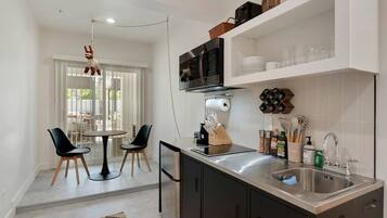 Mikrobølgeovn, kogeplade, kaffe-/temaskine