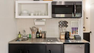 Mikrowelle, Herdplatte, Wasserkocher mit Kaffee-/Teezubehör