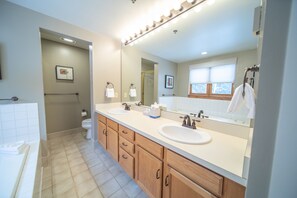 Premium Townhome, 3 Bedrooms, Balcony, Valley View (Starfire 1990) | Bathroom | Combined shower/tub, jetted tub, hair dryer, towels