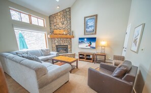 Premium Townhome, 3 Bedrooms, Balcony, Valley View (Starfire 1990) | Living area | Smart TV, fireplace - Starfire 1990 (Keystone)