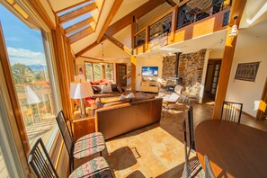 時尚獨棟房屋, 2 間臥室, 陽台, 山景 (Keystone Brom House 48) | 起居區 | 壁爐