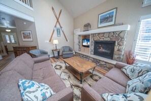 Deluxe Townhome, 4 Bedrooms, Hot Tub, Valley View (Starfire 1992) | Exterior