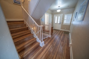 A staircase with wooden steps and white railings leading to a landing. - Starfire 1992 (Keystone)