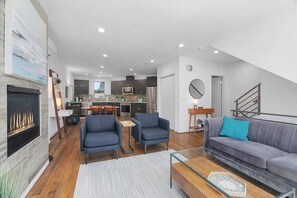 TV - Decorated TownHome in Ballard with rooftop!!! (Seattle)