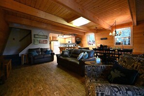 Una televisión, una chimenea, una oficina