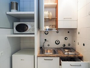 Geladeira, micro-ondas, talheres/pratos/utensílios de cozinha