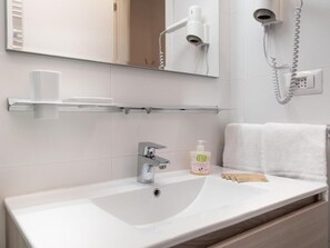 Chuveiro/banheira combinados, secador de cabelo, bidê, toalhas de banho