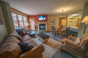 公寓式客房 (Silver Mill 8193) | 起居区 | 智能电视、壁炉