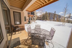 프리미엄 콘도, 침실 2개, 발코니, 산 전망 (Quicksilver 1621) | 외관