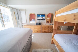 프리미엄 콘도, 침실 2개, 발코니, 산 전망 (Quicksilver 1621) | 2 개의 침실, 각각 다른 스타일의 인테리어, 각각 다르게 가구 비치, 노트북 작업 공간