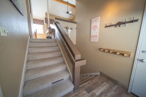 프리미엄 콘도, 침실 2개, 발코니, 산 전망 (Quicksilver 1621) | 내부 입구