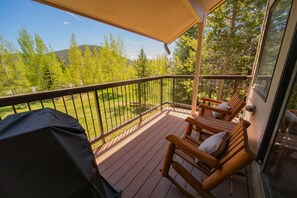 Premium Condo, 2 Bedrooms, Balcony, Mountain View (Quicksilver 1621) | Balcony - Quicksilver 1621 (Keystone)