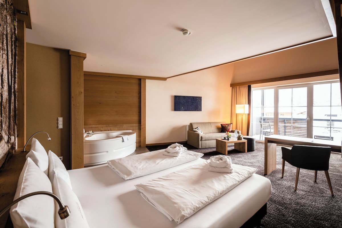 Comfort studio suite, 1 tweepersoonsbed, allergievrij, uitzicht op bergen | Hypoallergeen beddengoed, een bureau, een strijkplank/strijkijzer