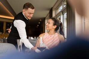 3 restaurants servant le petit déjeuner, le déjeuner et le dîner