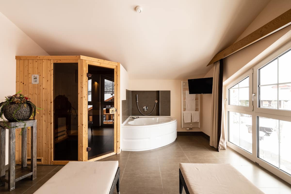 Luxury Studio Suite, 1 Double Bed, Allergy Friendly, Mountain View | Hypo-allergenic bedding, individually decorated, individually furnished