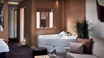 Junior Suite | Bathroom | Eco-friendly toiletries, hair dryer, bathrobes, slippers