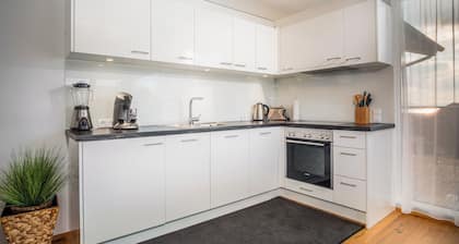 Exclusive 2 Zimmer Ferienwohnung mit Balkon und Seeblick, 55m², in Seenähe