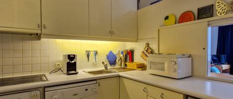 Frigorífico, microondas, placa de cocina y lavavajillas