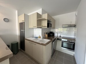 Fridge, microwave, oven, stovetop - Beautiful 66m² Apartment in Arcachon Center with Parking (Arcachon)