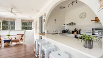 Refrigerador, microondas, horno, cafetera/tetera