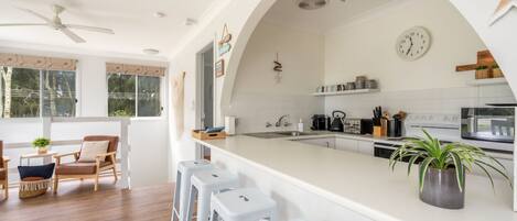 Kjøleskap, mikrobølgeovn, ovn og kaffetrakter/tekoker