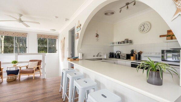 Refrigerador, microondas, horno y cafetera y tetera 