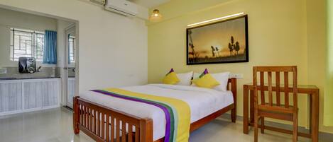 Deluxe Room | Desk, iron/ironing board