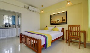 Deluxe Room | Desk, iron/ironing board - Itsy Hotels Ushodaya Royal Residency (Thiruvananthapuram)