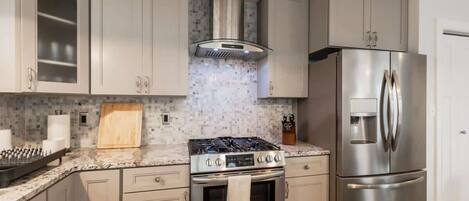 Réfrigérateur, four, plaque de cuisson, cafetière/bouilloire