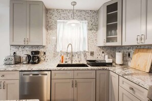 Refrigerador, horno, placa de cocina, cafetera/tetera