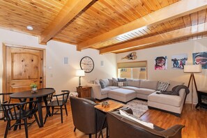 Fernseher, Kamin, Tischfußball